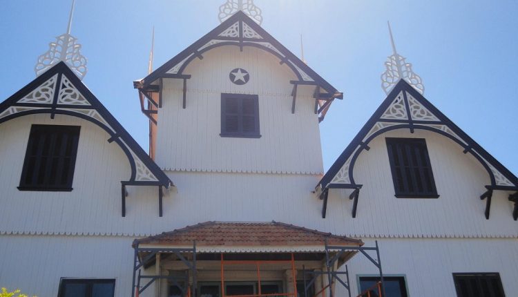 Ir para  <p>Aquele que &eacute; considerado o pr&eacute;dio s&iacute;mbolo da ocupa&ccedil;&atilde;o das terras da Col&ocirc;nia de Erechim, criada em 1908 e transformada no munic&iacute;pio em 2018, est&aacute;...
